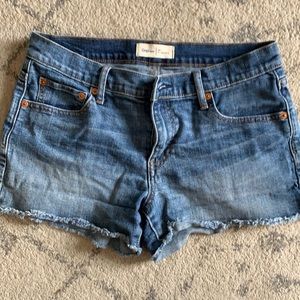 Medium wash raw hem denim shorts (3in)